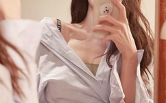 烧烤点燃衣服情急跳江